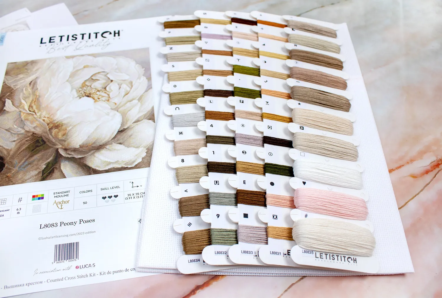 Leti Stitch L8083 Peony Poses kruissteekpakket 35x35 cm bloemen