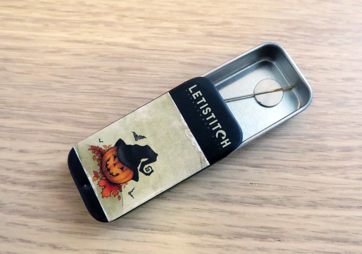 Leti Stitch 25620 Happy Pumpkin naaldenblikje magneet