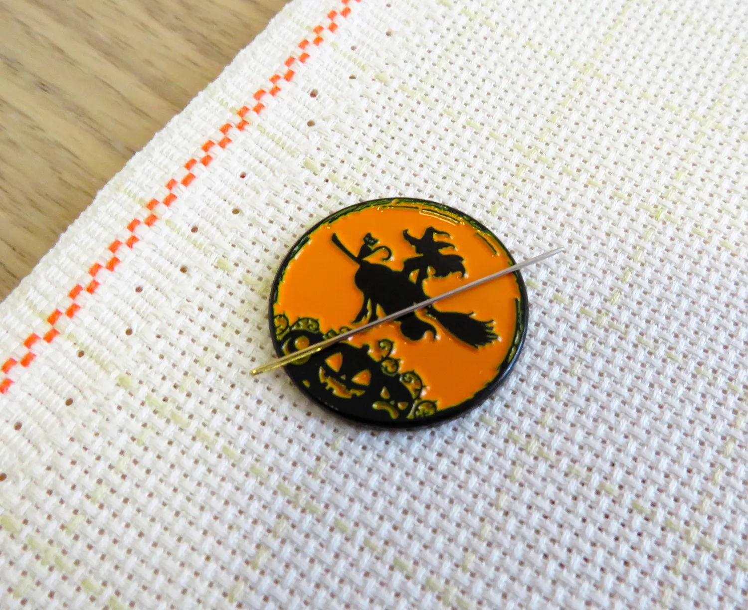 Leti Stitch 14331 Halloween Ride naaldmagneet 25 mm emaille