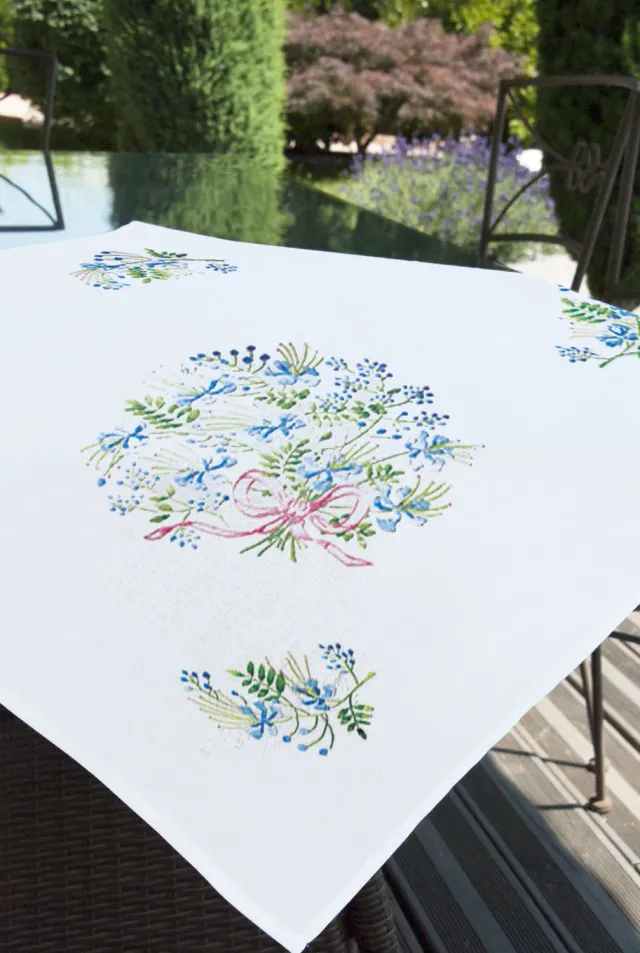 Brodélia Azur tafelloper borduurpakket blauw kantmotief