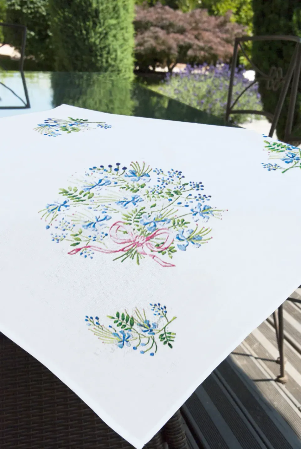 Brodélia Azur tafelloper borduurpakket blauw kantmotief