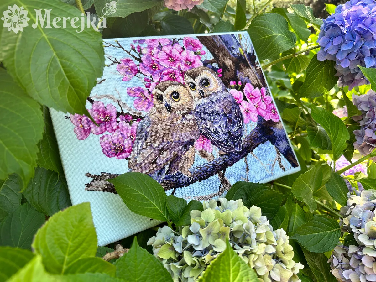 Merejka Two Owls in Spring Blossom borduurpakket 38x29 ijsblauw