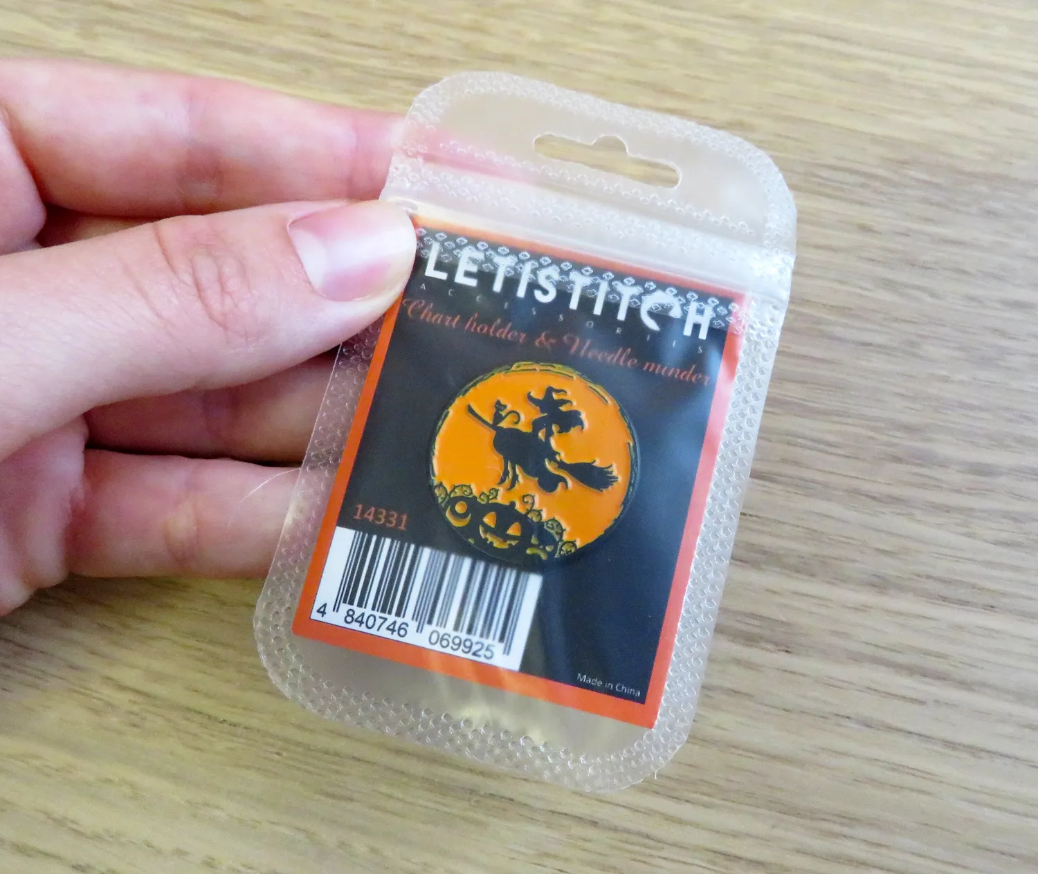Leti Stitch 14331 Halloween Ride naaldmagneet 25 mm emaille
