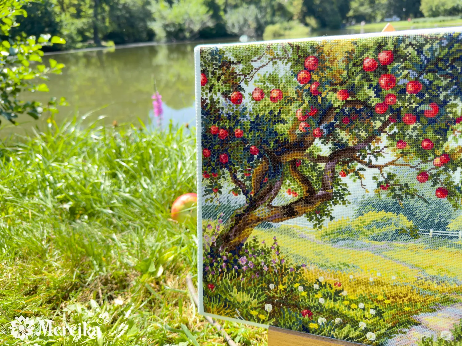 Merejka Old Apple Tree borduurpakket ijsblauw Aida