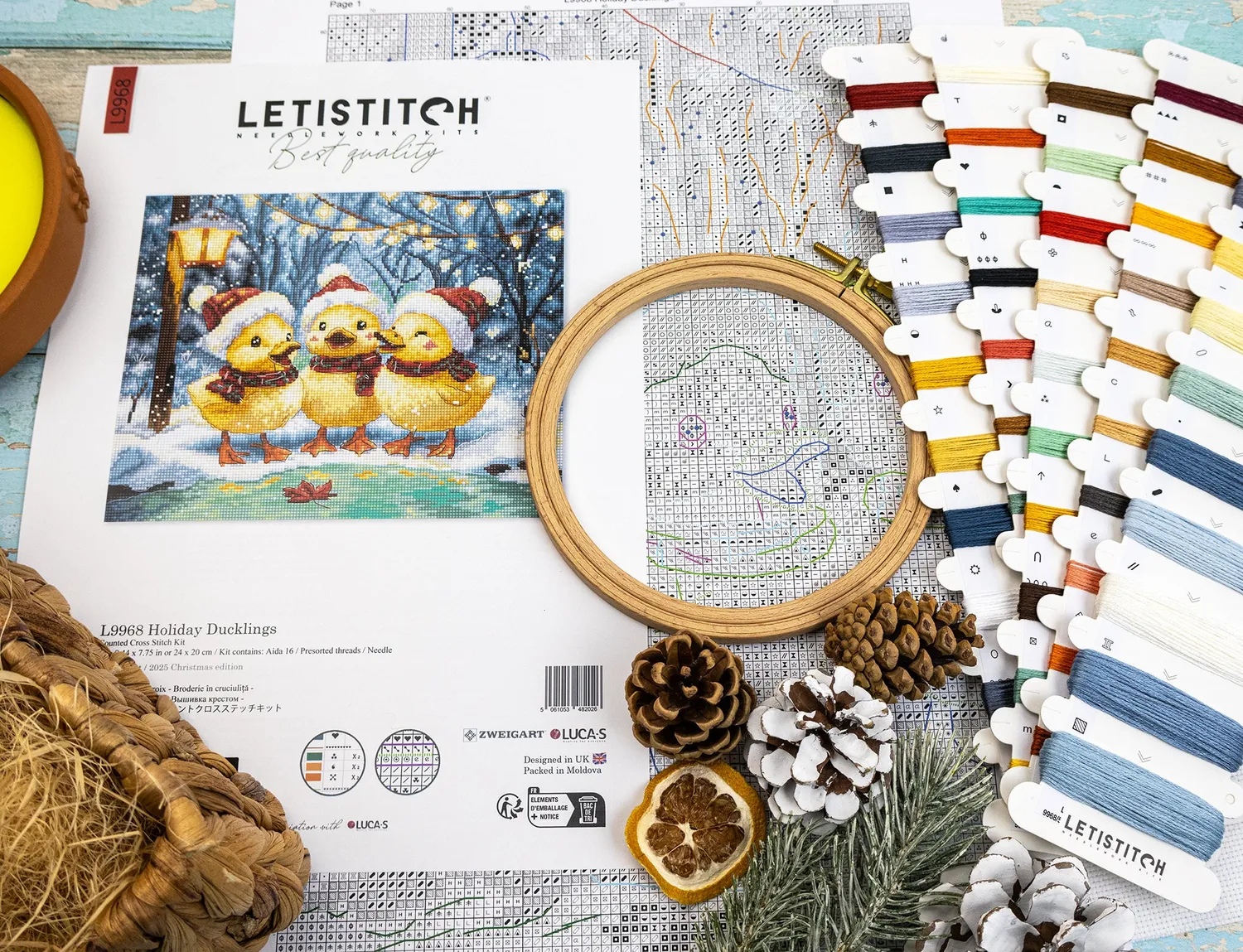 Leti Stitch L9968 Holiday Ducklings borduurpakket 24x20 cm kerst