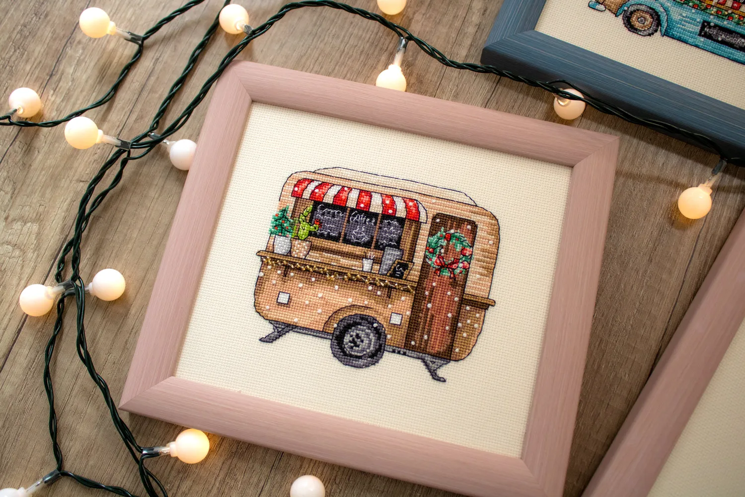 Leti Stitch L8001 Happy Holidays kruissteekpakket kerst