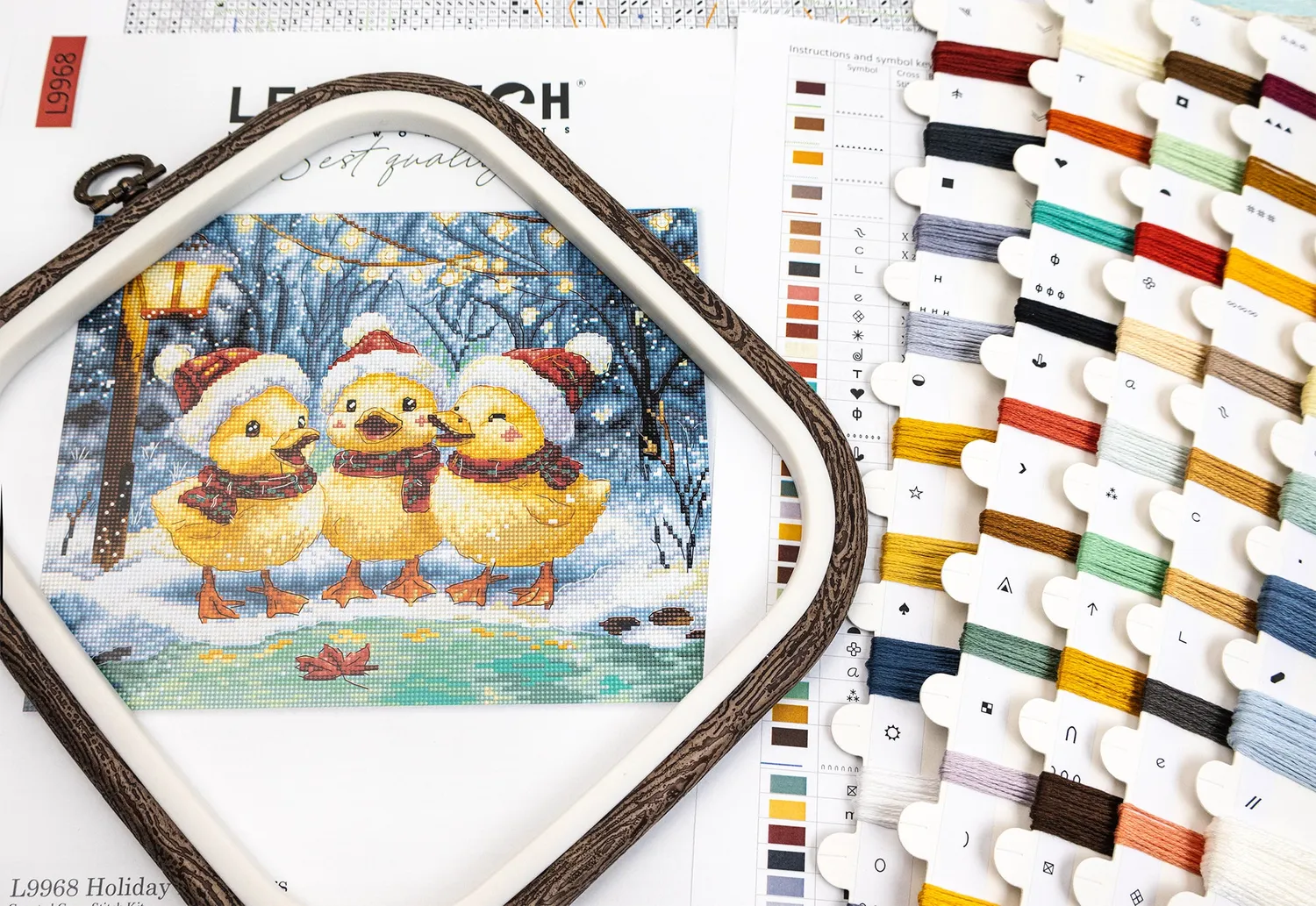 Leti Stitch L9968 Holiday Ducklings borduurpakket 24x20 cm kerst