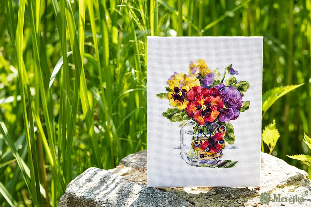 Merejka Pansies and Butterfly borduurpakket Aida 14 wit