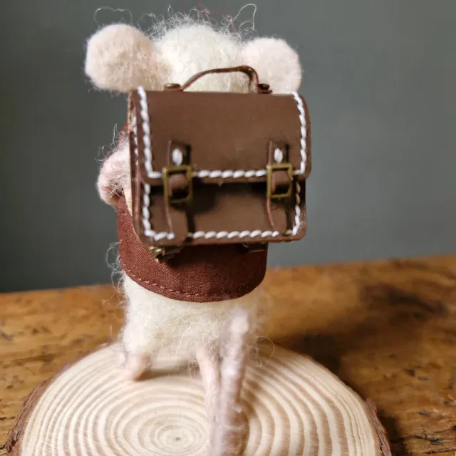 The Wool Family leren rugzakje miniatuur donkerbruin poppen