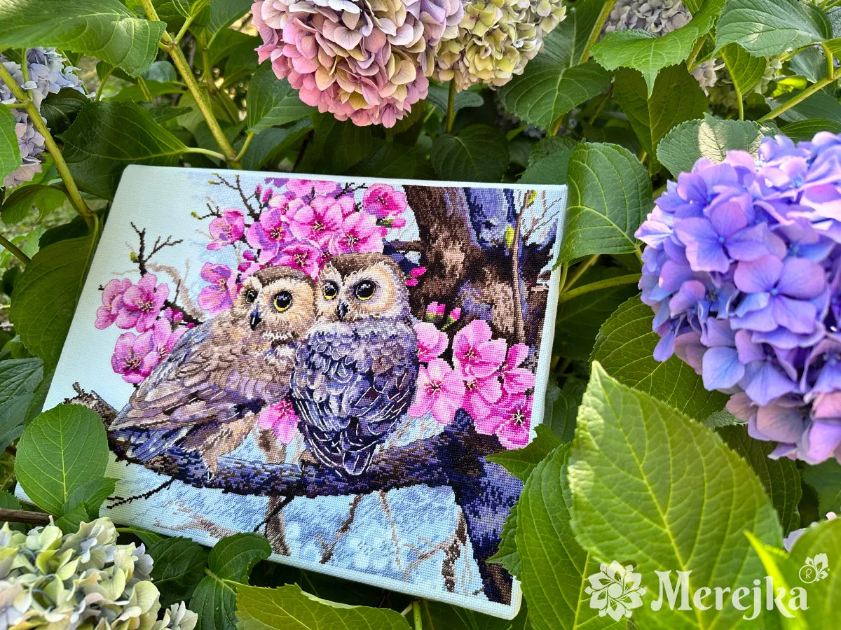 Merejka Two Owls in Spring Blossom borduurpakket 38x29 ijsblauw