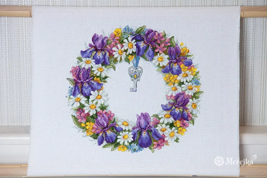 Merejka Wreath with Irises borduurpakket wit 25x26 cm 32 kl