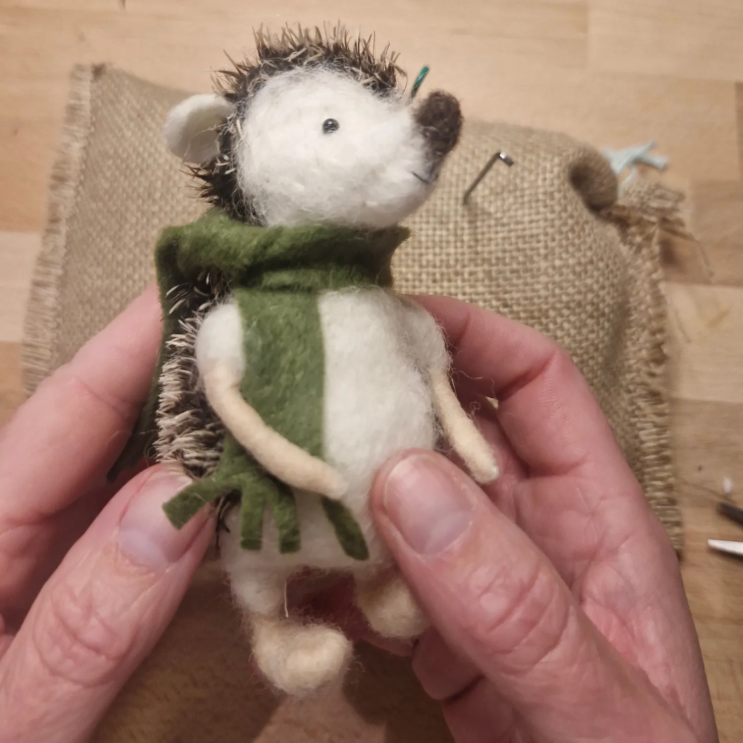 The Wool Family Ollie egel naaldviltpakket beginner+ wol