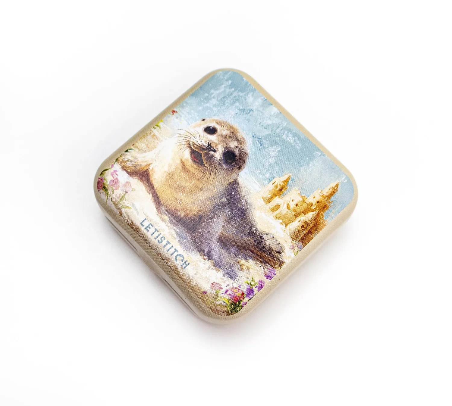 Leti Stitch Beach Day Bliss naaldenblikje 55x55 mm blik