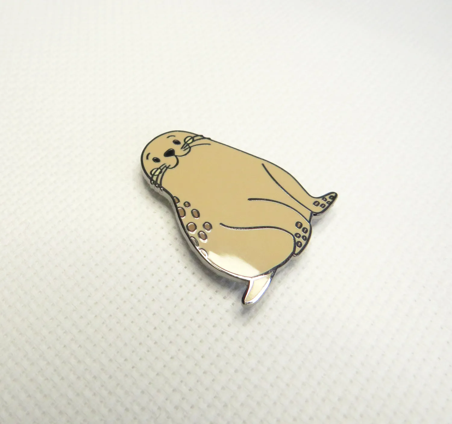 Leti Stitch Cozy Seal Pup naaldmagneet emaille 33 mm