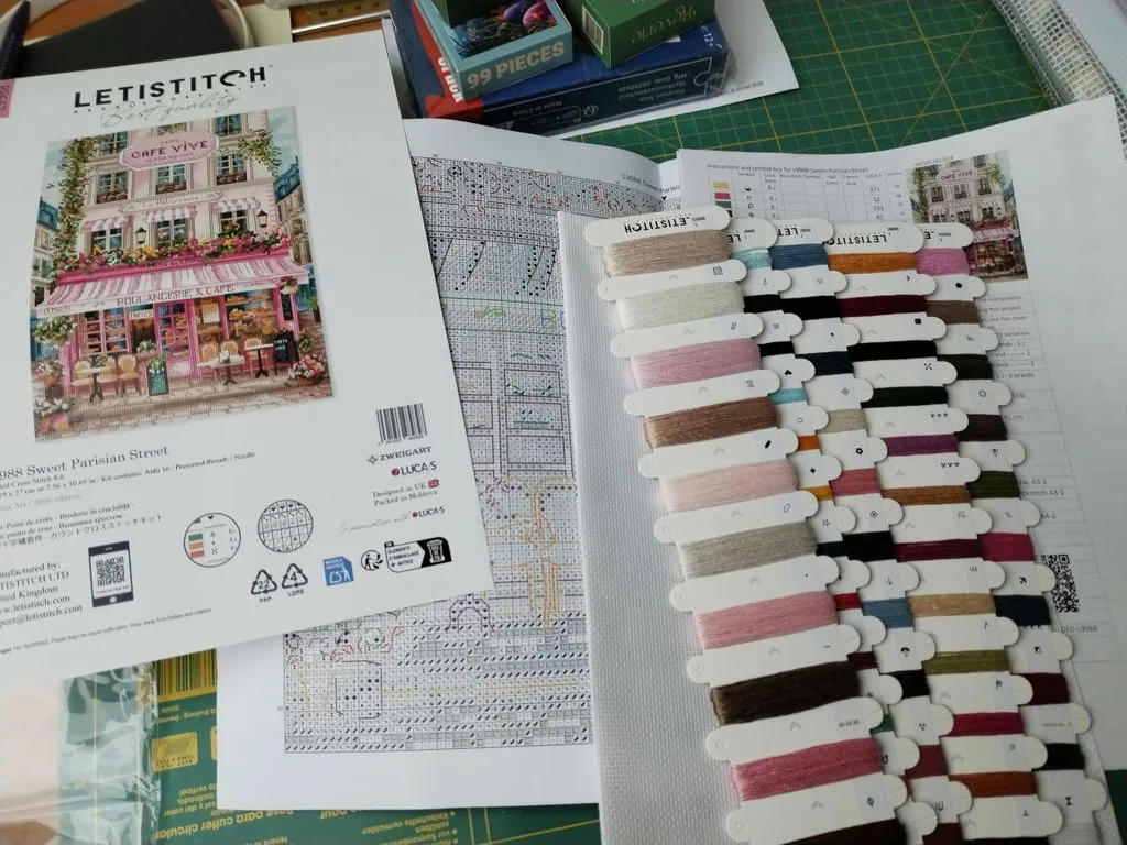 Leti Stitch L9988 Sweet Parisian Street borduurpakket 19x27 cm