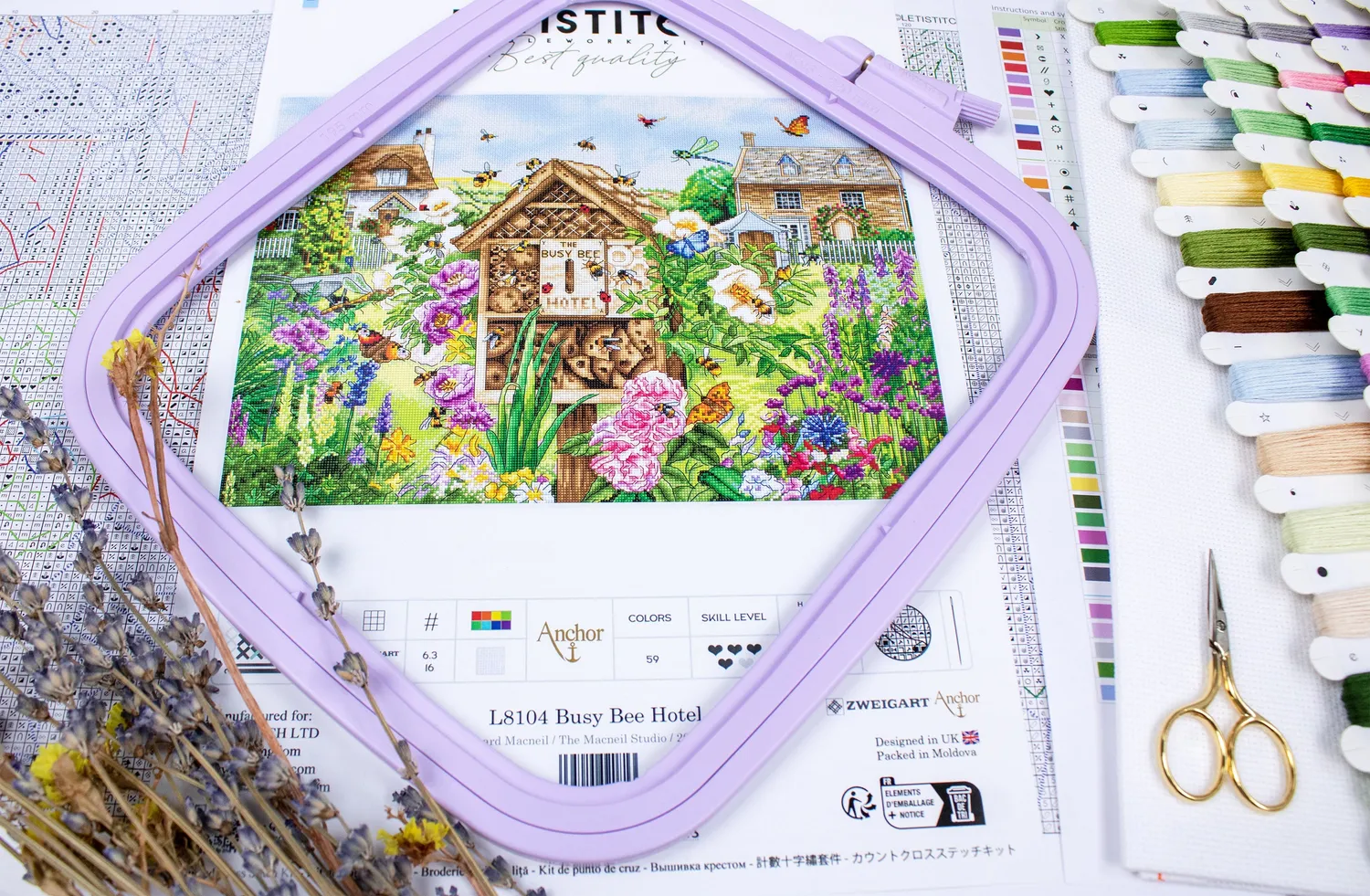 Leti Stitch L8104 Busy Bee Hotel borduurpakket 41x30 cm