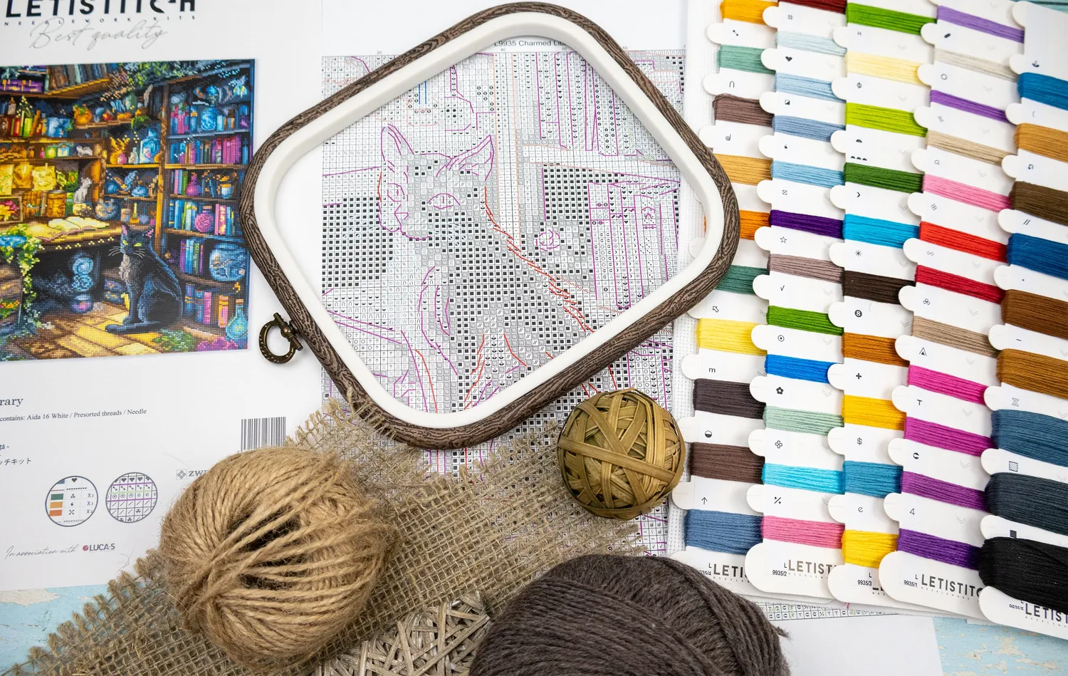 Leti Stitch L9935 Charmed Library borduurpakket 29x29cm 53 kleuren