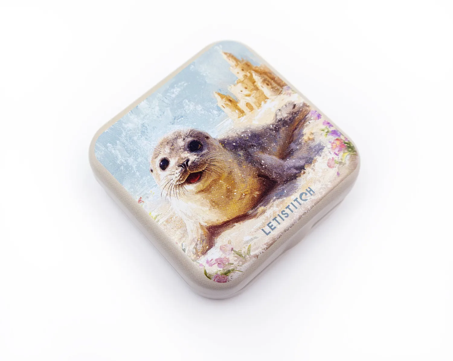 Leti Stitch Beach Day Bliss naaldenblikje 55x55 mm blik