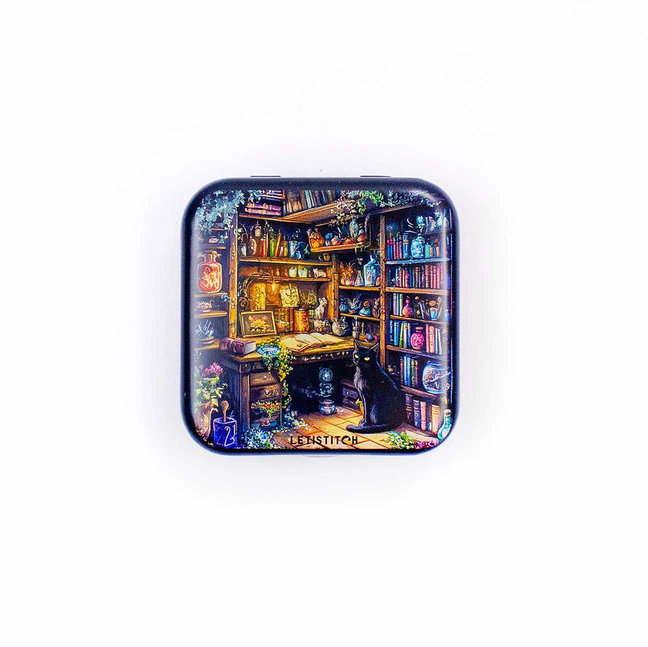Leti Stitch Charmed Library naaldenblikje tin 5,5 cm