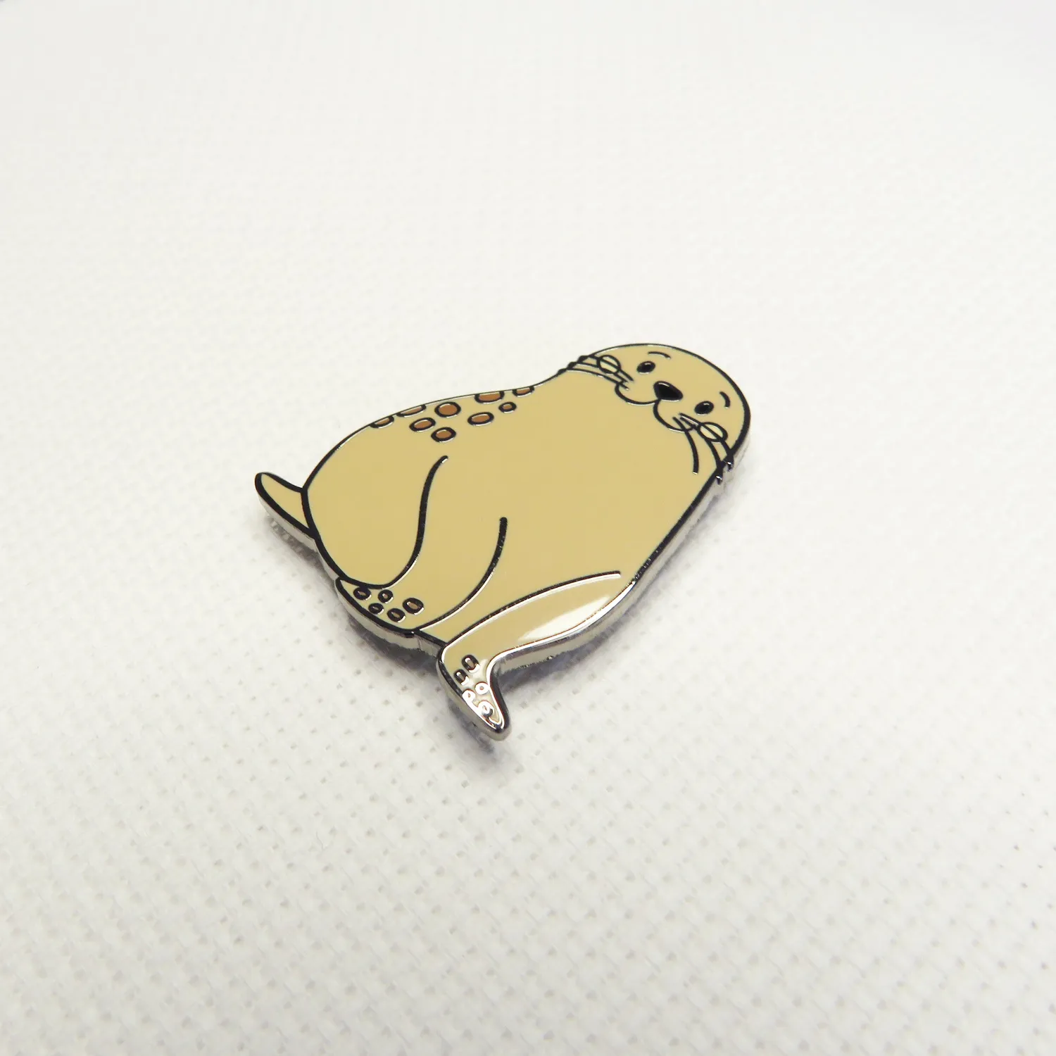 Leti Stitch Cozy Seal Pup naaldmagneet emaille 33 mm