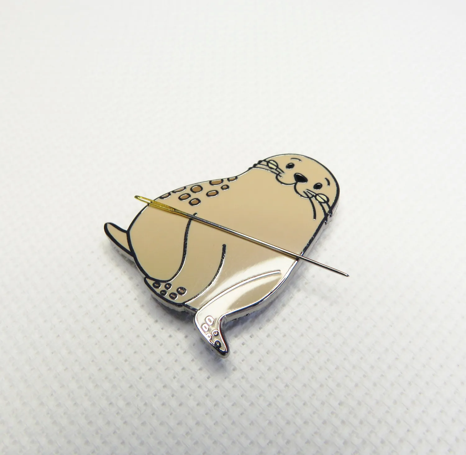 Leti Stitch Cozy Seal Pup naaldmagneet emaille 33 mm