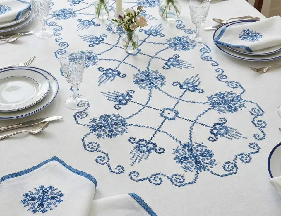 SEG Baltic tafelkleed kruissteek blauw geometrisch