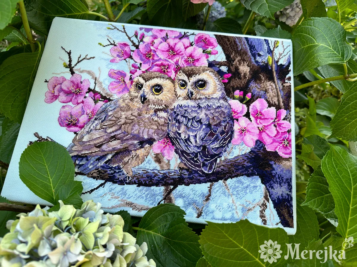 Merejka Two Owls in Spring Blossom borduurpakket 38x29 ijsblauw