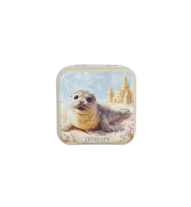 Leti Stitch Beach Day Bliss naaldenblikje 55x55 mm blik