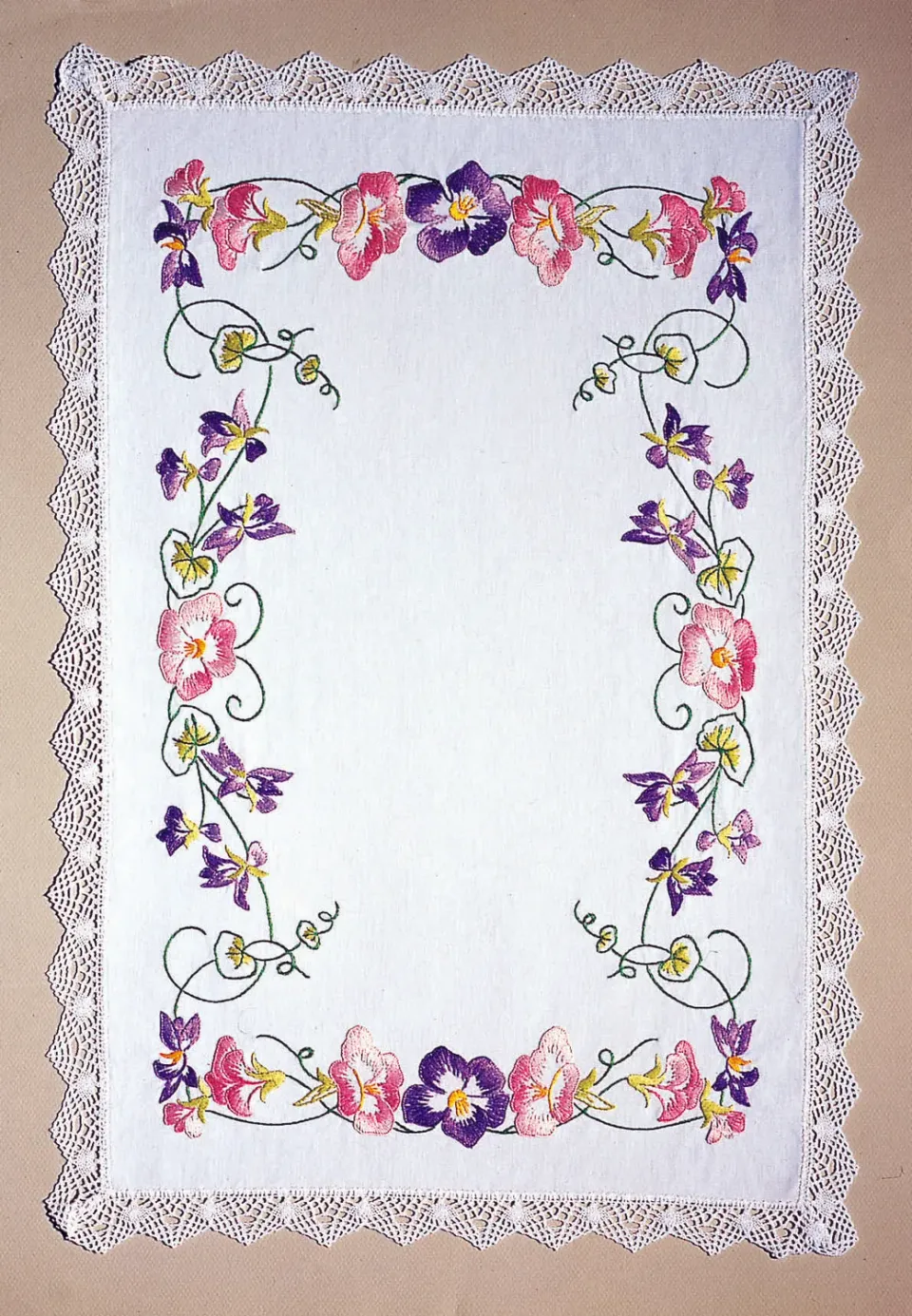 SEG Margot Broderie borduurkleedje Fleurs de Pensées Colorées