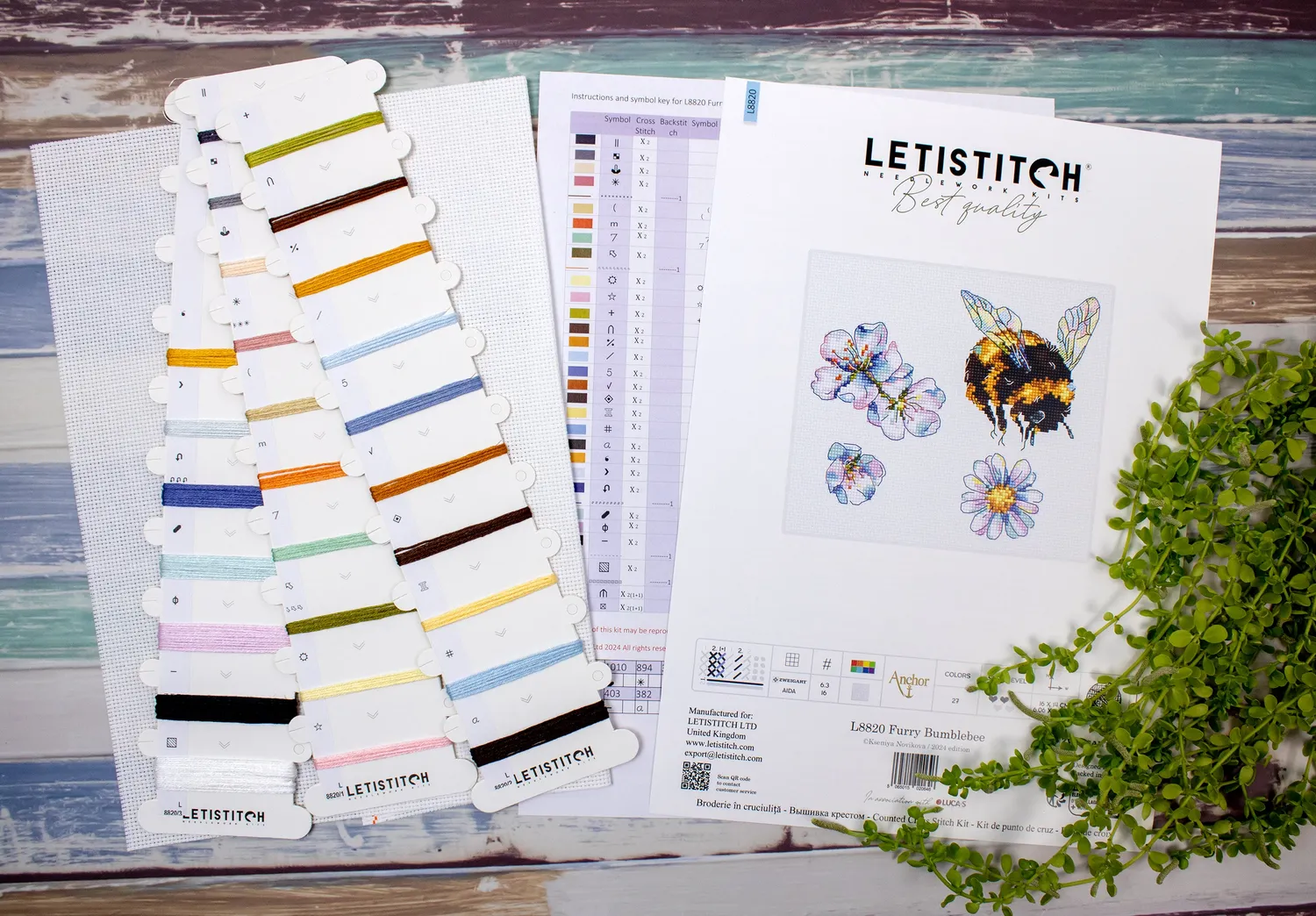 Leti Stitch L8820 Furry Bumblebee kruissteekpakket 16x14