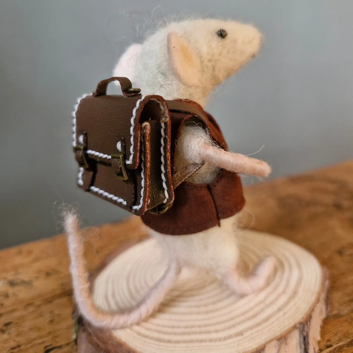 The Wool Family leren rugzakje miniatuur donkerbruin poppen