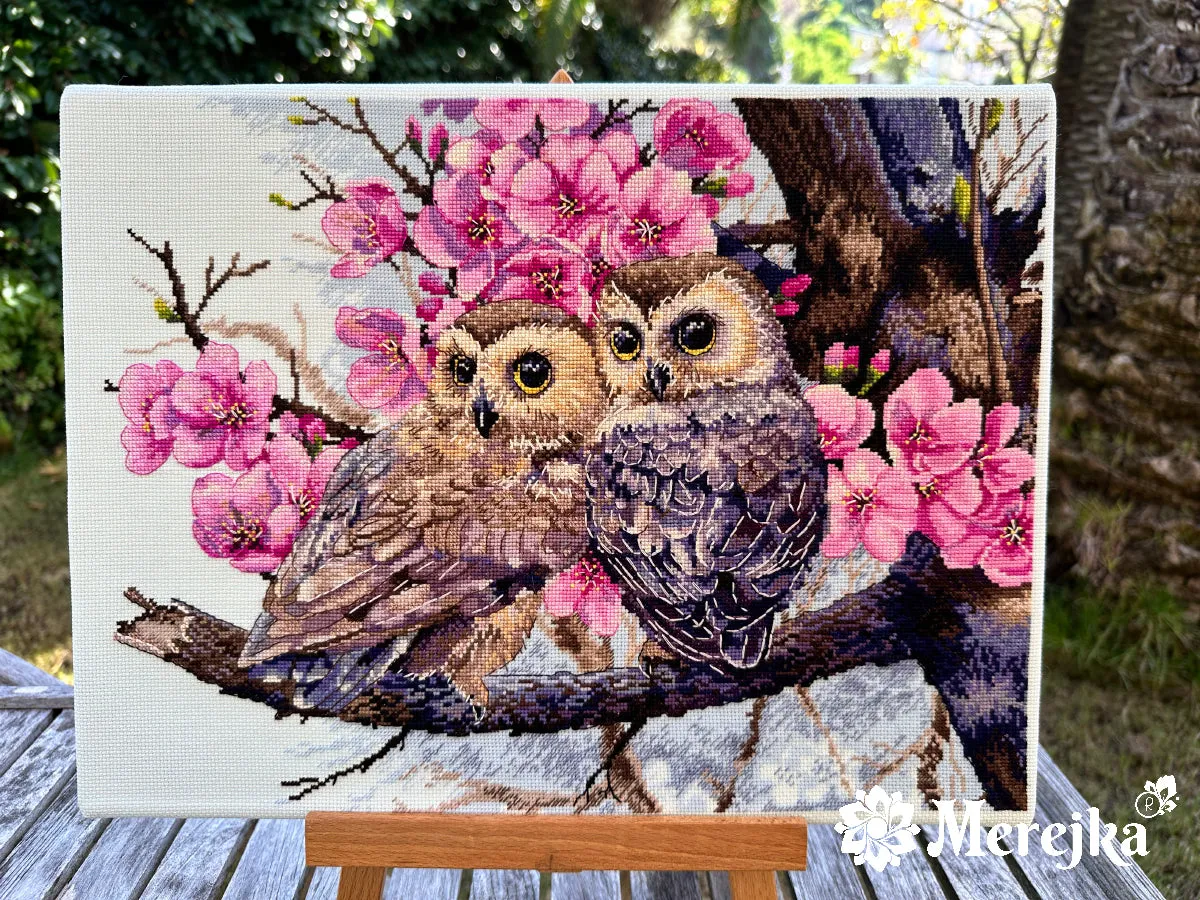 Merejka Two Owls in Spring Blossom borduurpakket 38x29 ijsblauw