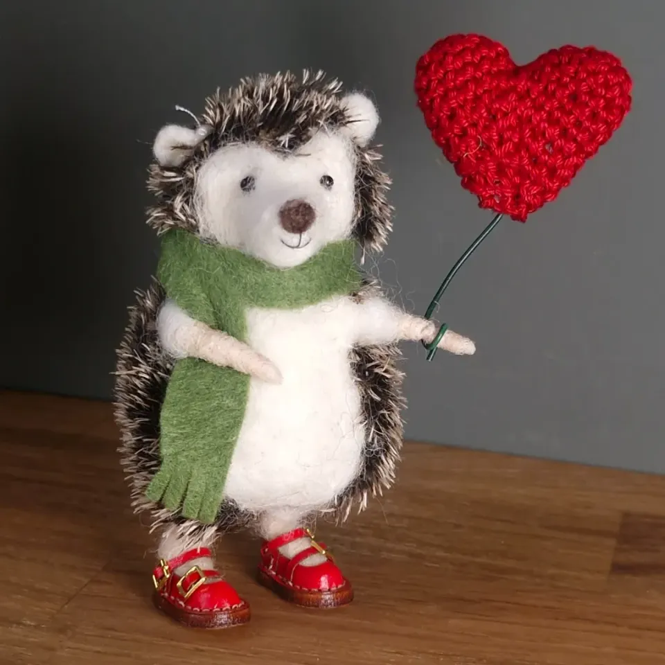The Wool Family mini rode leren schoentjes viltfiguren