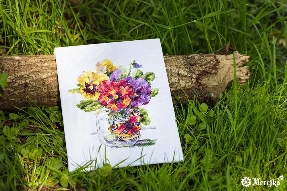 Merejka Pansies and Butterfly borduurpakket Aida 14 wit