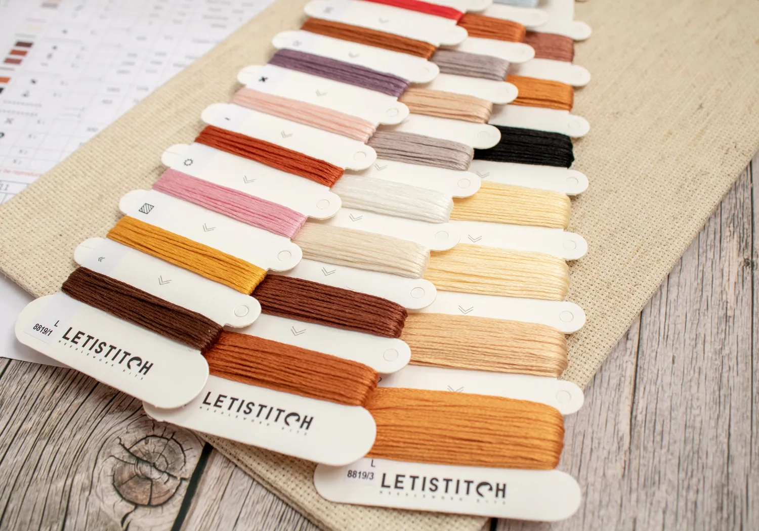 Leti Stitch L8819 Pied Hens borduurpakket 33x30 cm kippen