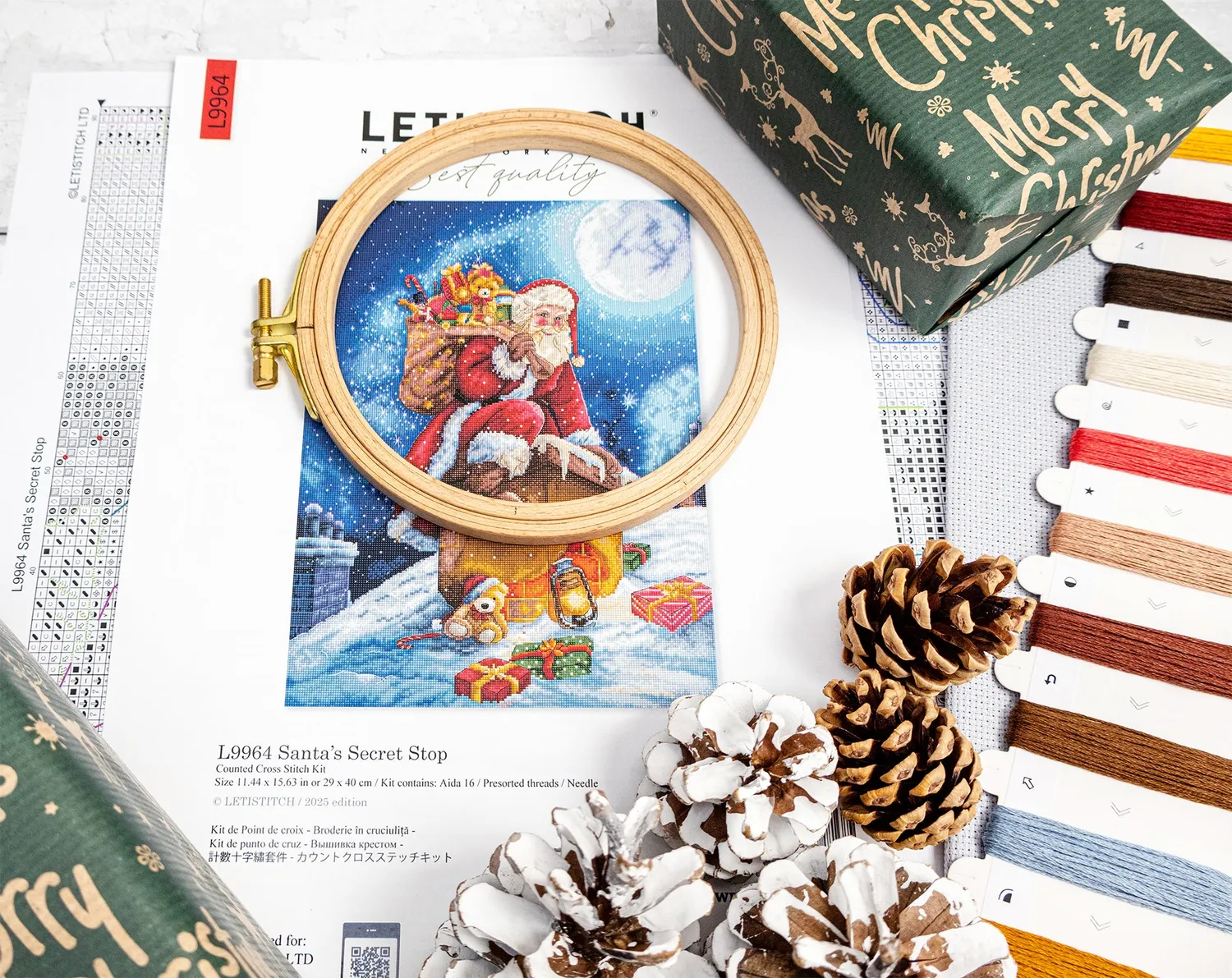 Leti Stitch L9964 Santa’s Secret Stop borduurpakket 29x40 cm