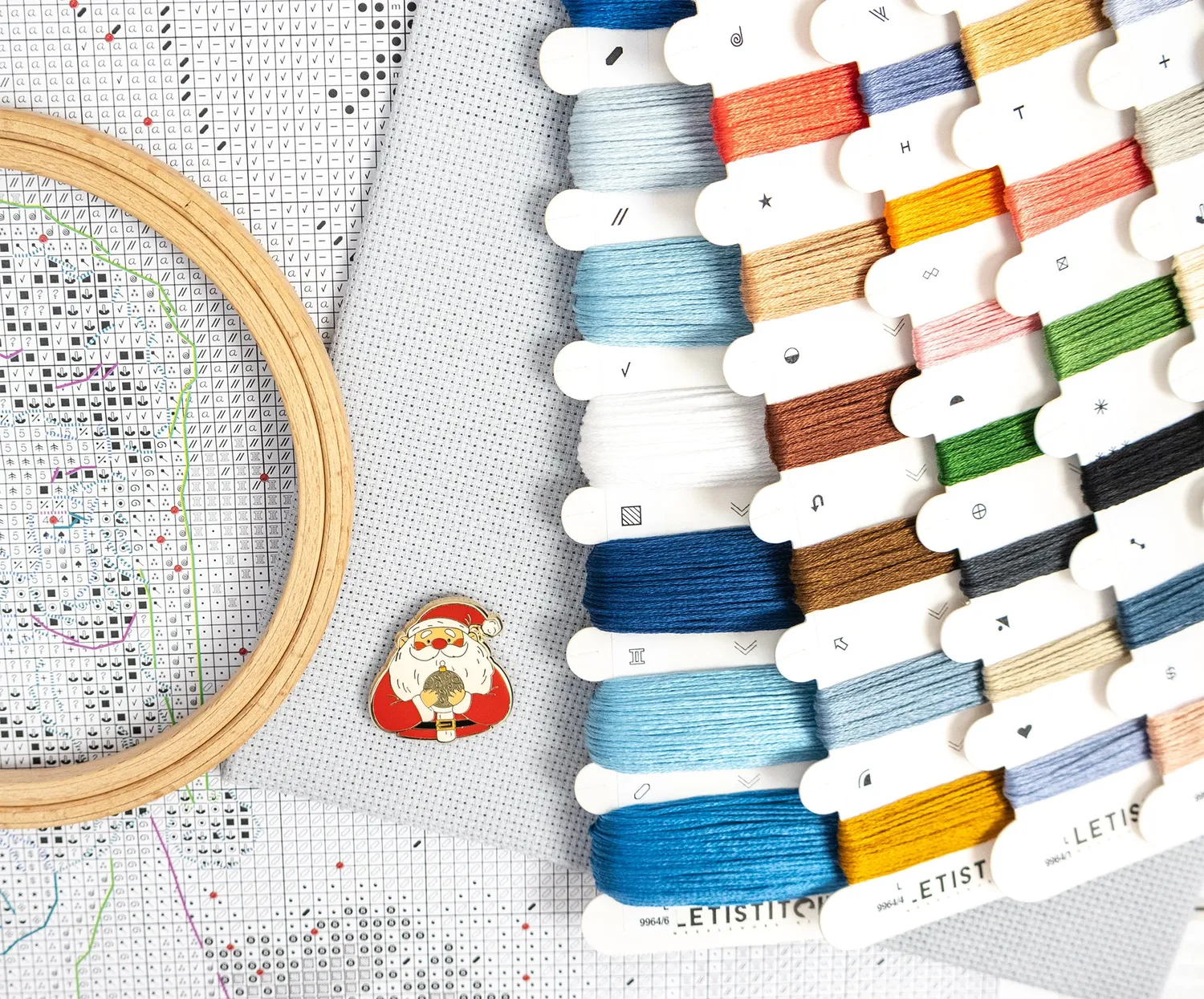 Leti Stitch L9964 Santa’s Secret Stop borduurpakket 29x40 cm