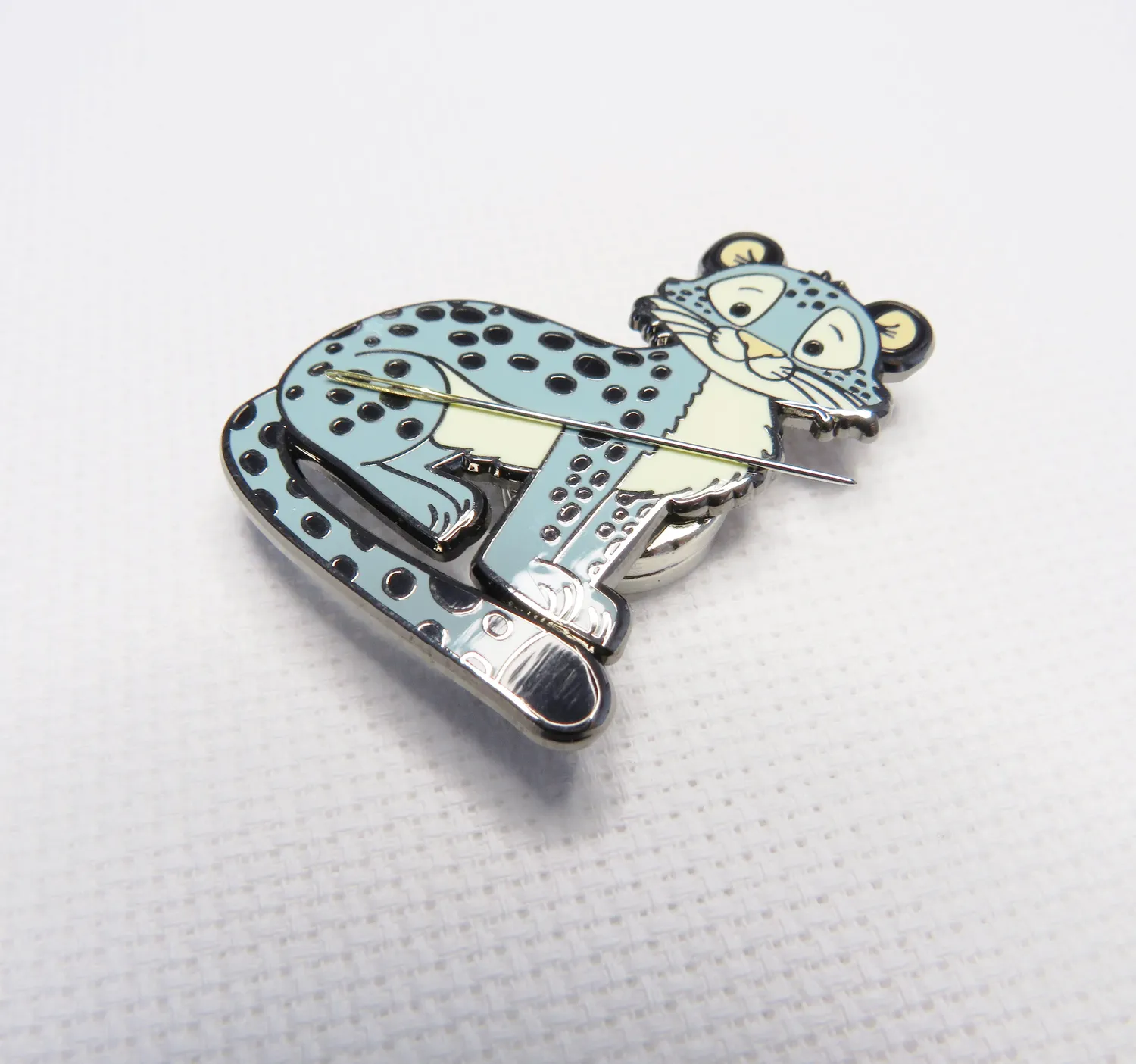 Leti Stitch Snow Leopard Cutie naaldmagneet 40 mm emaille