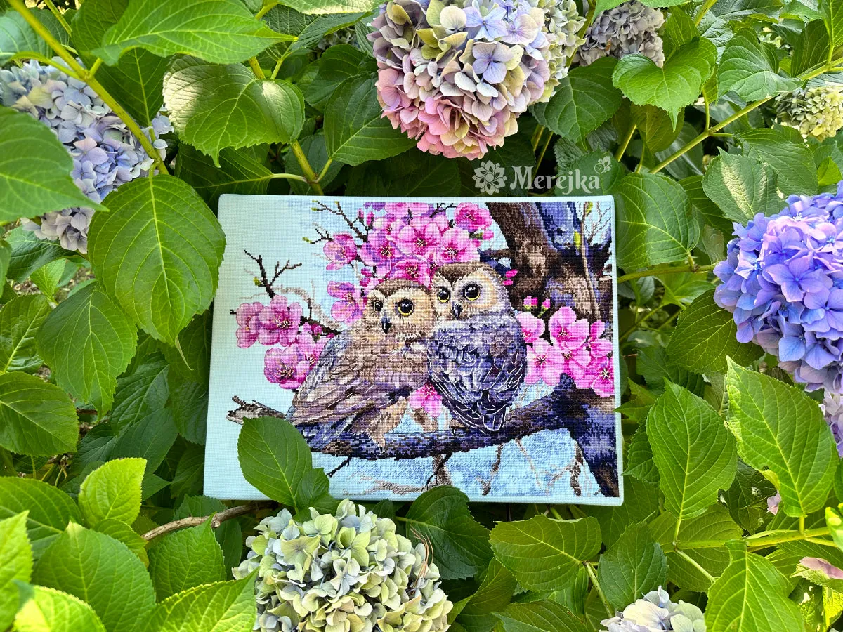 Merejka Two Owls in Spring Blossom borduurpakket 38x29 ijsblauw