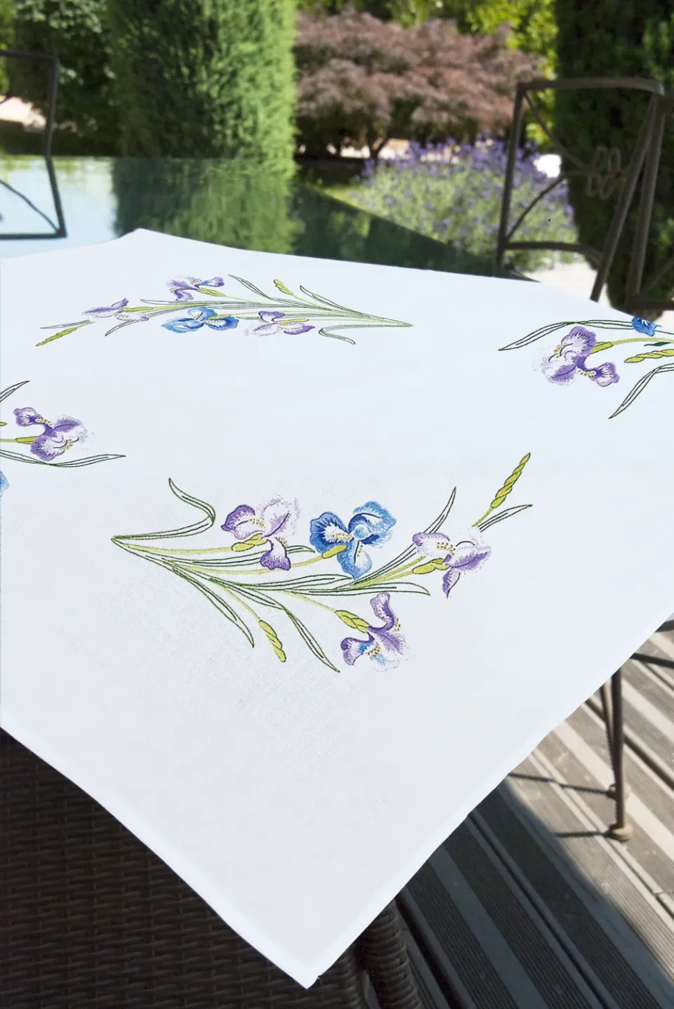 SEG Brodélia Iris Bleus tafellaken borduurpakket