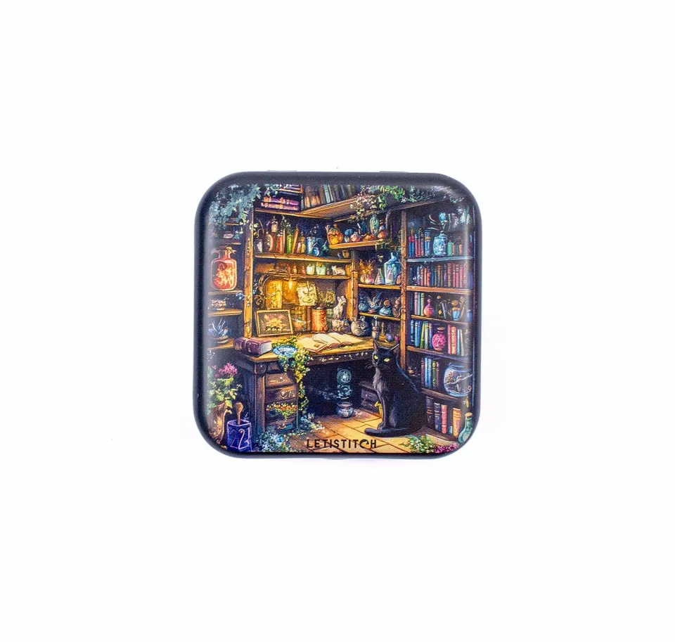 Leti Stitch Charmed Library naaldenblikje tin 5,5 cm