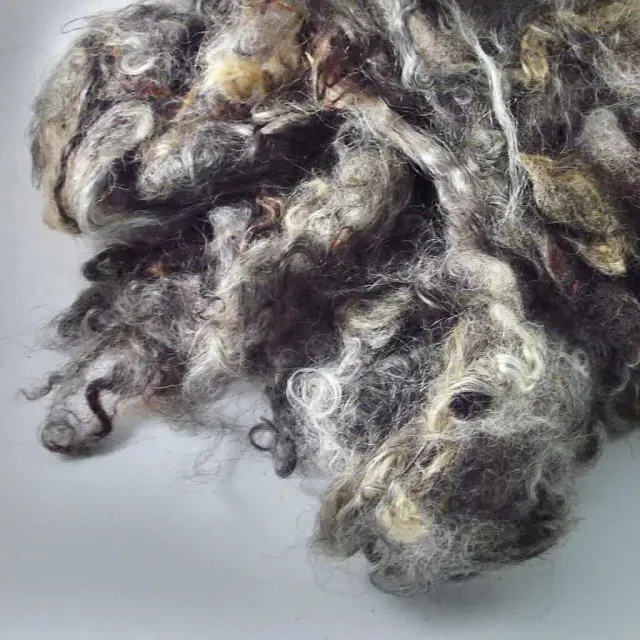 The Wool Family grijze Gotland wolkrullen 50 gram viltwol